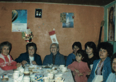 Registro fotográfico de encuentro de mujeres pobladoras con Julieta Campusano
