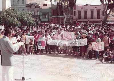 Registro fotográfico de discurso de Lorenzo Araya en manifestación